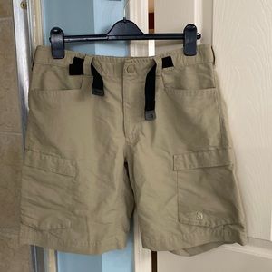 The North Face size 34 men’s khaki shorts with stretch belt. 100% nylon.